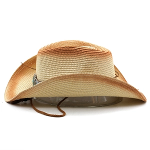 Détail du tissage du chapeau de cowboy en paille avec perle turquoise et mentonnière