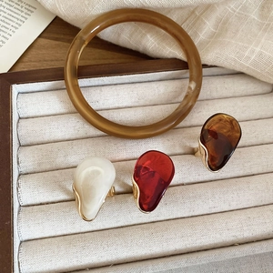 Ensemble bague ovale en résine et bracelet ambre dans un décor rétro français chic
