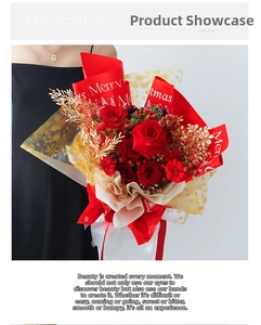 Gros plan d'un bouquet de roses de Noël avec emballage flocon et détails dorés