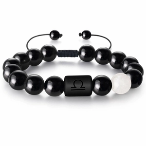 Détail du bracelet Balance avec perles d'agate noire et cordon tressé réglable noir