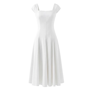 Détail d'une robe blanche à col carré avec manches courtes et texture de tissu lisse