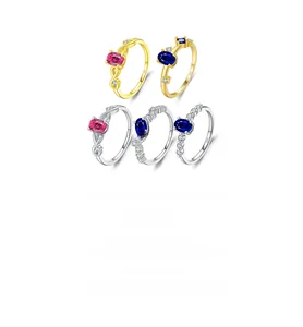 Detailansicht von fünf S925-Silberringen mit roten und blauen Edelsteinen und Diamanten