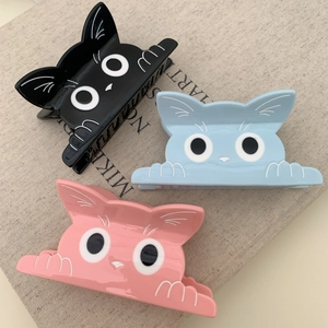 Set di simpatiche mollette per capelli a gatto in nero blu e rosa su sfondo beige