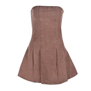 Détail de la robe mini en jean marron délavé coupe ajustée avec couture silhouette en A