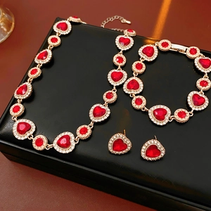 Set di gioielli vintage con pietre rosse a cuore su elegante scatola di presentazione