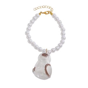 Elegante bracciale di perle con ciondolo a gatto trasparente e chiusura a moschettone