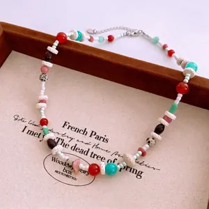 Collana etnica boho con perline di pietra colorate e catena di estensione argento