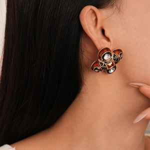 Nahaufnahme von Vintage-Emailleschmuck mit Strasssteinen und Bernstein-Edelstein