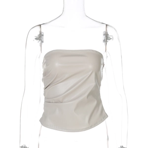 Détail de la texture plissée en similicuir PU sur un haut bustier beige pour femmes