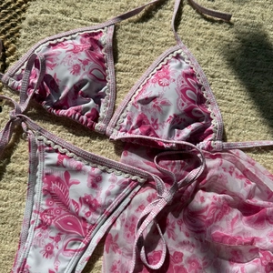 Détail du bikini floral paisley rose trois pièces avec paréo assorti en résille