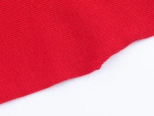 Vista macro dettagliata del tessuto a maglia a coste rosse di alta qualità e morbido