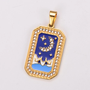 Dettaglio del ciondolo tarocchi in oro 18K con smalto blu e motivi di stelle e luna