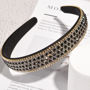 Serre-tête large de luxe orné de cristaux noirs et strass sur une base noire élégante