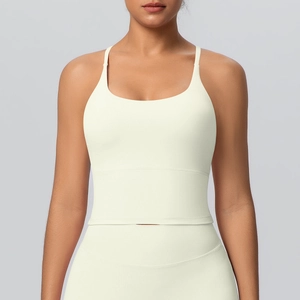 Détail des coutures sans couture et tissu respirant sur le haut de sport beige crème