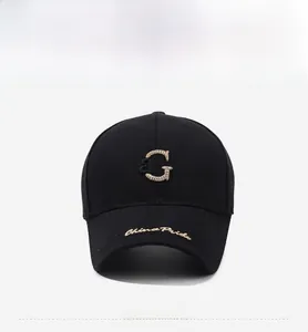 Détail d'une casquette noire avec lettres en strass et broderie China Pride sur la visière