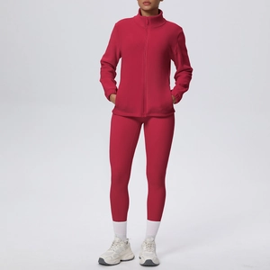 Dettaglio del completo da yoga termico rosa con giacca a zip e leggings attillati