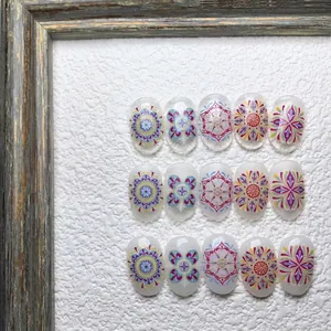 Autocollants à ongles mandala bohème avec motifs géométriques colorés sur fond blanc