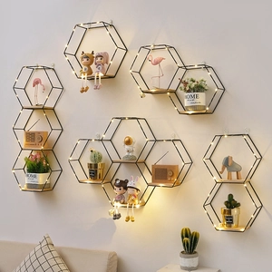 Étagère murale hexagonale nordique en fer noir avec planche en bois et guirlande LED
