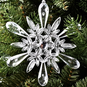 Flocon de neige en cristal acrylique suspendu sur une branche de sapin de Noël vert