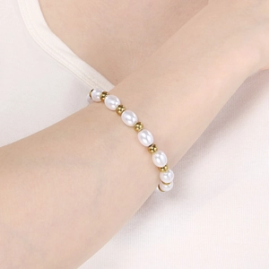 Dettaglio del bracciale con perle d'acqua dolce e acciaio inossidabile oro 18K