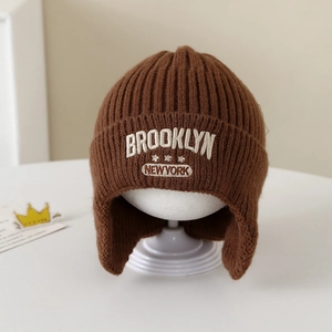 Dettaglio della maglia e ricamo Brooklyn su un berretto invernale caldo per bambini