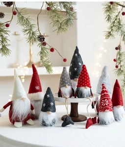 Détail de gnomes de Noël en peluche avec chapeaux tricotés et flocons sur plateau bois