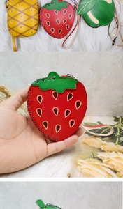 Vue macro de porte-monnaie en cuir faits main en forme de fruits avec surpiqûres