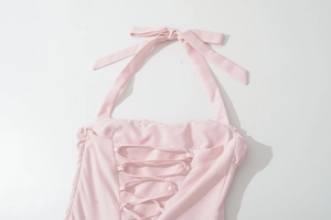Détail du dos d'une robe licou rose avec laçage croisé et nœud papillon élégant