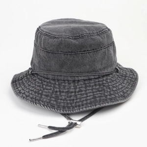 Cappello da pescatore in denim grigio scuro lavato con cordoncino antivento e fibbia in metallo