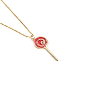 Détail du collier plaqué or avec pendentif sucette spirale rouge et cristaux brillants