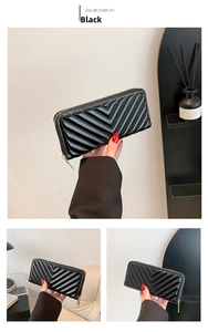 Détail du portefeuille long en cuir verni matelassé noir avec fermeture éclair dorée