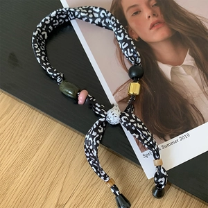 Collier en tissu léopard avec perles vert olive et dorées de style bohème chic