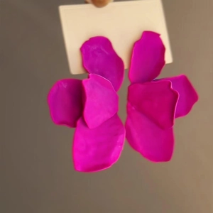 Auffällige magentafarbene Blütenohrringe mit mattem Finish und stilvollem, mehrlagigem Design
