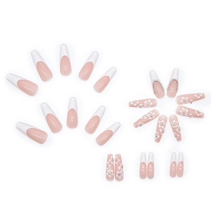 Faux ongles trapèze longs roses avec pointes French blanches et fleurs 3D décoratives