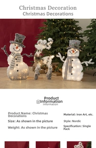 Detail von leuchtenden weißen Plüsch-Rentieren und Schneemann-Deko mit warmem LED-Licht