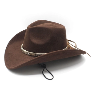 Dettaglio cappello cowboy in pelle scamosciata marrone con perla e sottogola