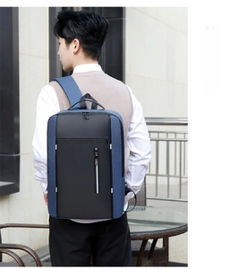 Blauwe zakelijke laptoprugzak met USB-poort getoond in een stedelijke omgeving