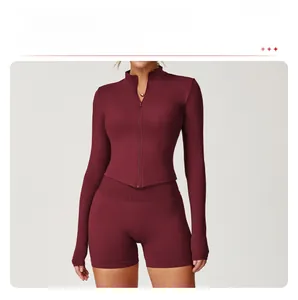 Eng anliegende weinrote Sportjacke mit Stehkragen und Reißverschluss für Damen beim Yoga