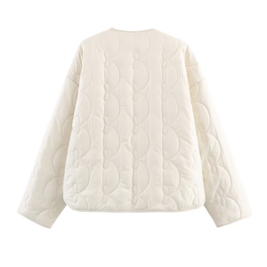 Vue arrière de la veste matelassée blanc cassé avec nœud papillon élégant pour femme