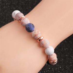 Dettaglio del bracciale con perline da 10mm in marmo e distanziatori in oro rosa