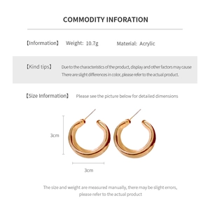 Detailed view of 3cm gold C-shaped acrylic earrings with size and weight specifications