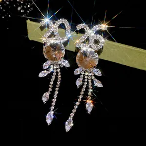 Boucles d'oreilles pendantes 2026 avec pompons en cristal et accents luxueux en strass