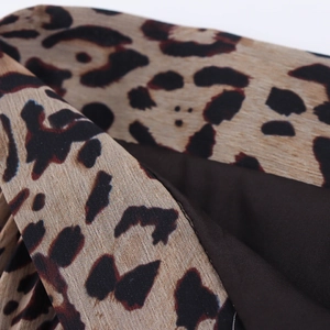 Dettaglio del tessuto in chiffon leopardato per gonne midi a pieghe a vita alta