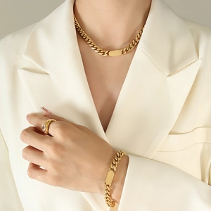 Parure de bijoux minimaliste en acier inoxydable doré avec collier gourmette, bracelet et bague