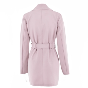 Vue de dos d'une robe blazer rose à manches longues avec ceinture assortie ajustée