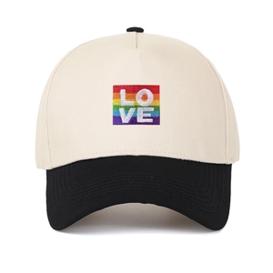 Berretto da baseball a cinque pannelli crema e nero con ricamo arcobaleno LOVE