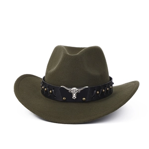 Chapeau de cowboy en feutre vert olive avec bande en cuir cloutée et logo tête de taureau