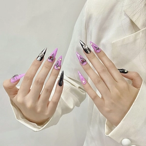 Faux ongles faits main Y2K punk chic avec cœurs argentés et détails violets sur forme amande longue