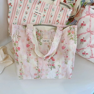 Détail de sacs cabas en toile florale avec imprimés vintage et étiquettes 'Simple Wish'