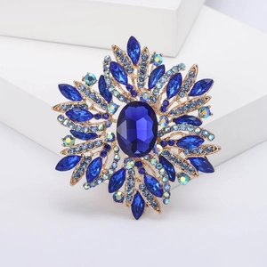 Klassische Vintage-Brosche in Gold mit großem blauem Kristall und Schmucksteinen